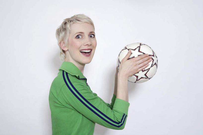 西方人,一个人,站,捧,横图,室内,白天,侧面,足球,欧洲,欧洲人,仅一个年轻女性,仅一个女性,仅一个人,灰色背景,服装,足球装备,注视,运动器械,一个,衣服,绿色,观察,看,站着,张嘴,健身器械,摄影,服饰,影棚,单个,观看,察看,衣着,穿着,关注,健身器材,张大嘴巴,蹴鞠,衣饰,足球运动,年轻女性,女人,女性,白种人,张开嘴,端,端着,捧着,手捧,站立,半身,彩图,影棚拍摄,拍摄,运动器材
