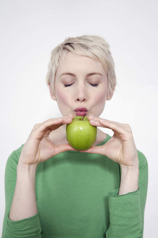 西方人,脸,头,嘴,脸颊,手,一个人,站,闭眼,吻,竖图,室内,特写,白天,正面,苹果,水果,欧洲,欧洲人,双手,仅一个年轻女性,仅一个女性,仅一个人,握,灰色背景,服装,拿,拿着,肩膀,衣服,青苹果,嘟嘴,站着,手部,撅嘴,握着,摄影,服饰,影棚,衣着,穿着,衣饰,年轻女性,女人,女性,白种人,头部,脸部,脸蛋,面部,嘴巴,嘴唇,闭眼睛,闭着眼,闭着眼睛,亲,站立,半身,彩图,影棚拍摄,拍摄