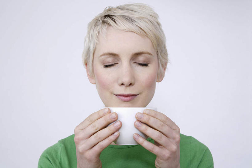 西方人,脸,头,脸颊,手,一个人,站,闭眼,捧,横图,室内,特写,白天,正面,杯子,欧洲,欧洲人,双手,仅一个年轻女性,仅一个女性,仅一个人,灰色背景,服装,肩膀,衣服,绿色,水杯,站着,手部,摄影,服饰,影棚,衣着,穿着,衣饰,年轻女性,女人,女性,白种人,头部,脸部,脸蛋,面部,茶杯,闭眼睛,闭着眼,闭着眼睛,端,端着,捧着,手捧,站立,半身,彩图,影棚拍摄,拍摄