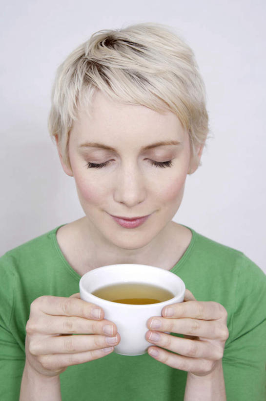 西方人,脸,头,脸颊,手,一个人,站,闭眼,捧,竖图,室内,特写,白天,正面,幸福,茶,杯子,欧洲,欧洲人,双手,仅一个年轻女性,仅一个女性,仅一个人,灰色背景,服装,陶瓷,茶叶,陶瓷制品,一杯,娱乐,肩膀,衣服,绿色,水杯,站着,享受,休闲,温馨,手部,放松,乐趣,摄影,服饰,影棚,提神,舒适,衣着,穿着,醒脑,衣饰,年轻女性,女人,女性,白种人,头部,脸部,脸蛋,面部,茶杯,闭眼睛,闭着眼,闭着眼睛,端,端着,捧着,手捧,站立,半身,彩图,影棚拍摄,拍摄