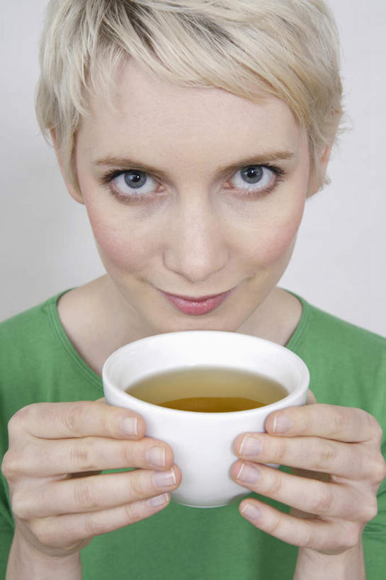 西方人,脸,头,脸颊,手,一个人,站,捧,竖图,室内,特写,白天,正面,幸福,茶,杯子,欧洲,欧洲人,双手,仅一个年轻女性,仅一个女性,仅一个人,灰色背景,服装,陶瓷,茶叶,陶瓷制品,一杯,注视,娱乐,肩膀,衣服,绿色,水杯,观察,看,站着,享受,休闲,温馨,手部,放松,乐趣,摄影,服饰,影棚,观看,察看,提神,舒适,衣着,穿着,关注,醒脑,衣饰,年轻女性,女人,女性,白种人,头部,脸部,脸蛋,面部,茶杯,端,端着,捧着,手捧,站立,半身,彩图,影棚拍摄,拍摄