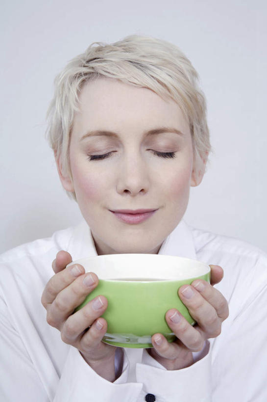 西方人,脸,头,脸颊,手,一个人,站,闭眼,捧,笑,微笑,竖图,室内,特写,白天,正面,幸福,茶,杯子,欧洲,欧洲人,双手,仅一个年轻女性,仅一个女性,仅一个人,灰色背景,服装,陶瓷,茶叶,陶瓷制品,一杯,娱乐,肩膀,衣服,白色,水杯,站着,享受,休闲,温馨,手部,放松,乐趣,摄影,服饰,影棚,提神,舒适,衣着,穿着,醒脑,衣饰,年轻女性,女人,女性,白种人,头部,脸部,脸蛋,面部,茶杯,闭眼睛,闭着眼,闭着眼睛,端,端着,捧着,手捧,站立,半身,彩图,影棚拍摄,拍摄