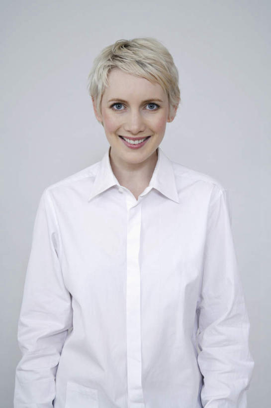 西方人,一个人,站,笑,微笑,露齿笑,竖图,室内,白天,正面,衬衫,欧洲,欧洲人,仅一个年轻女性,仅一个女性,仅一个人,灰色背景,服装,注视,衣服,白色,观察,看,站着,摄影,服饰,影棚,观看,察看,衣着,穿着,关注,衣饰,年轻女性,女人,女性,白种人,站立,半身,彩图,影棚拍摄,衬衣,拍摄