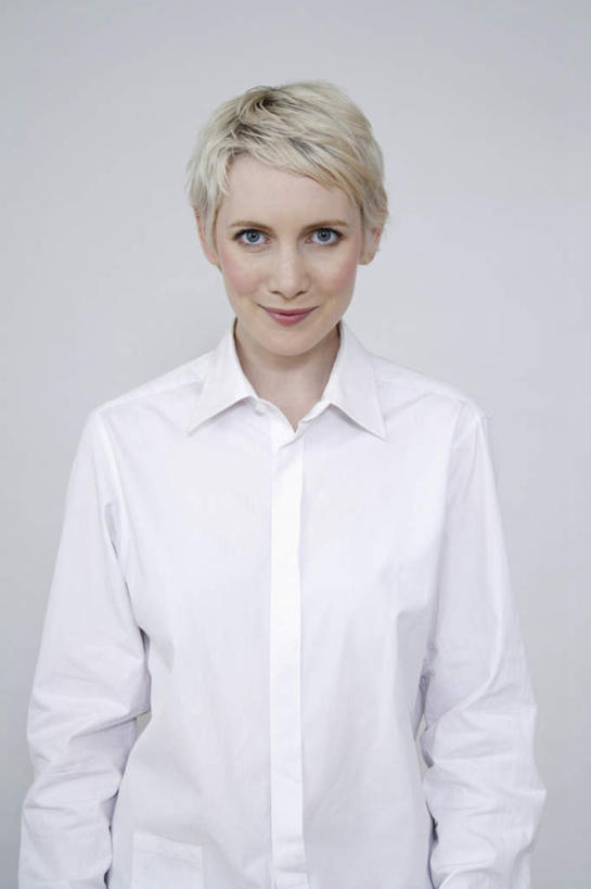 西方人,一个人,站,笑,微笑,竖图,室内,白天,正面,衬衫,欧洲,欧洲人,仅一个年轻女性,仅一个女性,仅一个人,灰色背景,服装,注视,衣服,白色,观察,看,站着,摄影,服饰,影棚,观看,察看,衣着,穿着,关注,衣饰,年轻女性,女人,女性,白种人,站立,半身,彩图,影棚拍摄,衬衣,拍摄