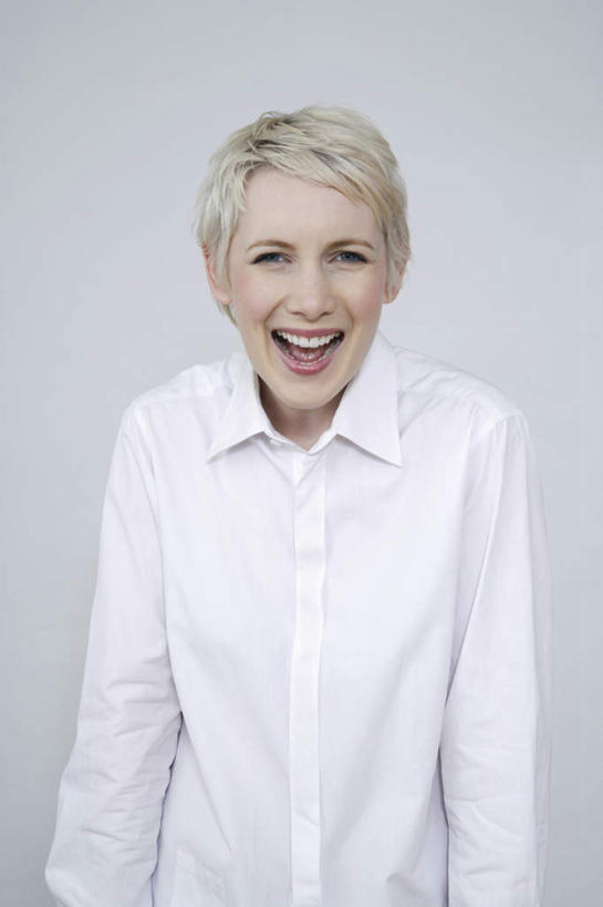 西方人,一个人,站,竖图,室内,白天,正面,衬衫,欧洲,欧洲人,仅一个年轻女性,仅一个女性,仅一个人,灰色背景,服装,注视,衣服,白色,观察,看,站着,张嘴,摄影,服饰,影棚,观看,察看,衣着,穿着,关注,张大嘴巴,衣饰,年轻女性,女人,女性,白种人,张开嘴,站立,半身,彩图,影棚拍摄,衬衣,拍摄