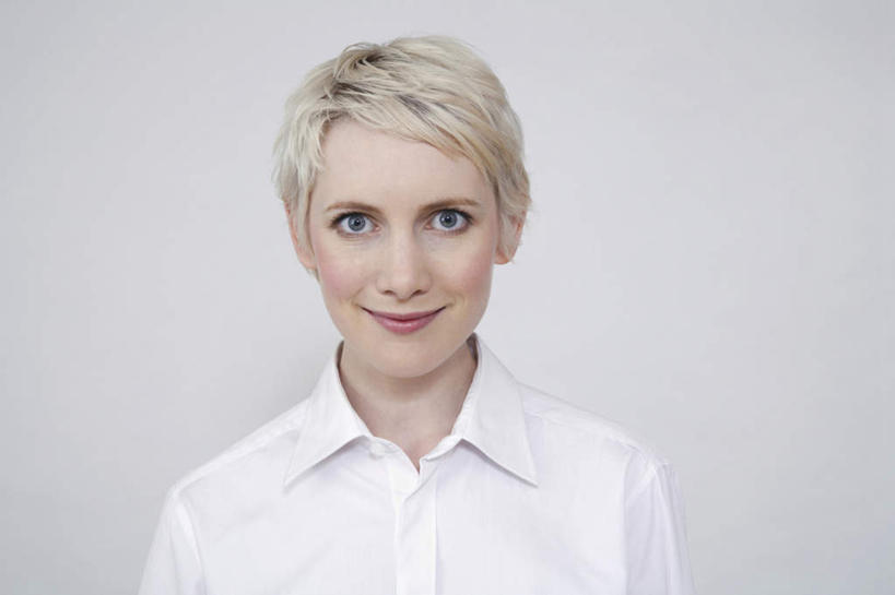 西方人,脸,头,脸颊,一个人,站,笑,微笑,横图,室内,特写,白天,正面,欧洲,欧洲人,仅一个年轻女性,仅一个女性,仅一个人,灰色背景,服装,注视,肩膀,衣服,白色,观察,看,站着,摄影,服饰,影棚,观看,察看,衣着,穿着,关注,衣饰,年轻女性,女人,女性,白种人,头部,脸部,脸蛋,面部,站立,半身,彩图,影棚拍摄,拍摄