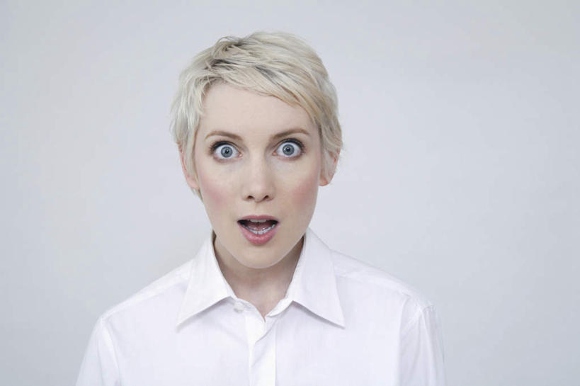 西方人,脸,头,脸颊,一个人,站,横图,室内,特写,白天,正面,欧洲,欧洲人,仅一个年轻女性,仅一个女性,仅一个人,灰色背景,服装,注视,肩膀,衣服,白色,观察,看,站着,张嘴,摄影,服饰,影棚,观看,察看,衣着,穿着,关注,张大嘴巴,衣饰,年轻女性,女人,女性,白种人,头部,脸部,脸蛋,面部,张开嘴,站立,半身,彩图,影棚拍摄,拍摄