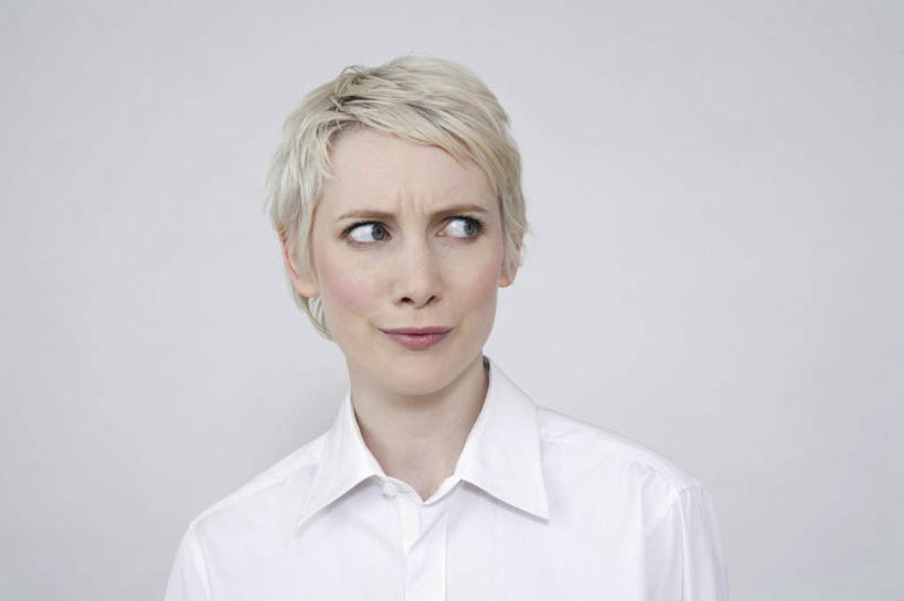 西方人,脸,头,脸颊,一个人,站,笑,微笑,横图,室内,特写,白天,正面,欧洲,欧洲人,仅一个年轻女性,仅一个女性,仅一个人,灰色背景,服装,注视,肩膀,衣服,白色,观察,看,站着,摄影,服饰,影棚,观看,察看,衣着,穿着,关注,衣饰,年轻女性,女人,女性,白种人,头部,脸部,脸蛋,面部,站立,半身,彩图,影棚拍摄,拍摄