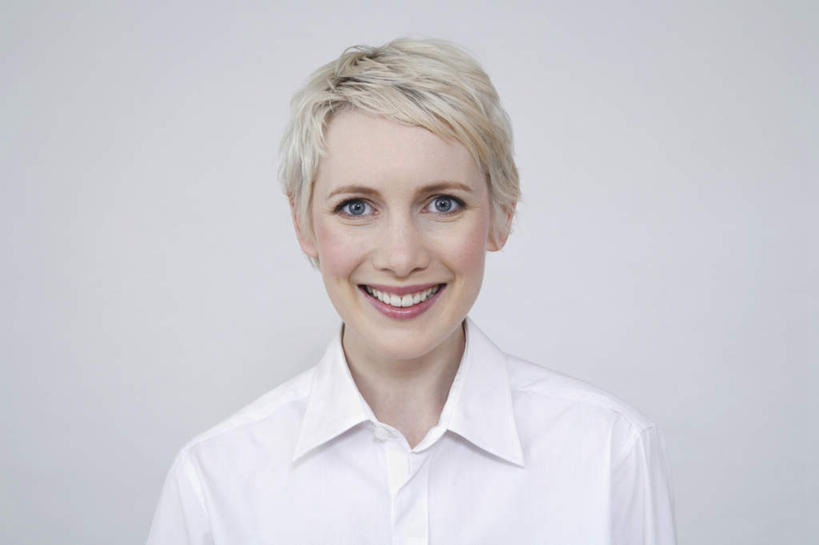 西方人,脸,头,脸颊,一个人,站,笑,微笑,露齿笑,横图,室内,特写,白天,正面,欧洲,欧洲人,仅一个年轻女性,仅一个女性,仅一个人,灰色背景,服装,注视,肩膀,衣服,白色,观察,看,站着,摄影,服饰,影棚,观看,察看,衣着,穿着,关注,衣饰,年轻女性,女人,女性,白种人,头部,脸部,脸蛋,面部,站立,半身,彩图,影棚拍摄,拍摄