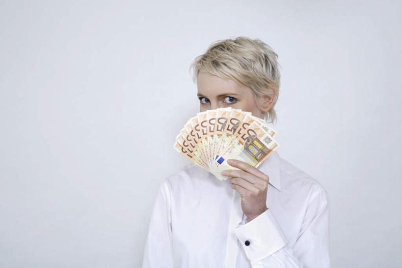 西方人,脸,头,脸颊,手,一个人,站,横图,室内,特写,白天,正面,钱,欧洲,欧洲人,仅一个年轻女性,仅一个女性,仅一个人,一排,许多,握,灰色背景,服装,整齐,钱币,很多,欧元,拿,拿着,注视,肩膀,排列,衣服,白色,观察,看,站着,手部,握着,遮,钞票,金融,纸币,摄影,服饰,影棚,经济,观看,单手,察看,遮挡,衣着,穿着,队列,关注,流通,纸钞,贸易,遮盖,遮蔽,衣饰,货币,现金,年轻女性,女人,女性,白种人,头部,脸部,脸蛋,面部,站立,半身,彩图,影棚拍摄,拍摄