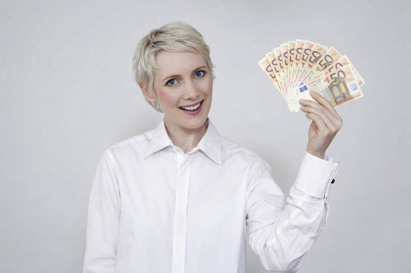 西方人,脸,头,脸颊,手,一个人,站,笑,微笑,露齿笑,横图,室内,特写,白天,正面,钱,欧洲,欧洲人,仅一个年轻女性,仅一个女性,仅一个人,一排,许多,握,灰色背景,服装,整齐,钱币,很多,欧元,拿,拿着,注视,肩膀,排列,衣服,白色,观察,看,站着,手部,握着,钞票,金融,纸币,摄影,服饰,影棚,经济,观看,单手,察看,衣着,穿着,队列,关注,流通,纸钞,贸易,衣饰,货币,现金,年轻女性,女人,女性,白种人,头部,脸部,脸蛋,面部,站立,半身,彩图,影棚拍摄,拍摄