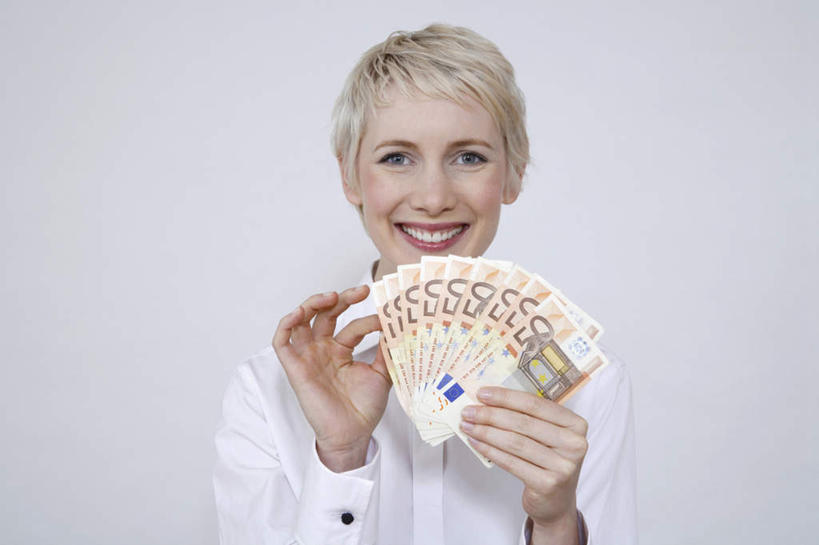 西方人,脸,头,脸颊,手,一个人,站,笑,微笑,露齿笑,横图,室内,特写,白天,正面,钱,欧洲,欧洲人,双手,仅一个年轻女性,仅一个女性,仅一个人,一排,许多,握,灰色背景,服装,整齐,钱币,很多,欧元,拿,拿着,注视,肩膀,排列,衣服,白色,观察,看,站着,手部,握着,钞票,金融,纸币,摄影,服饰,影棚,经济,观看,察看,衣着,穿着,队列,关注,盘点,流通,纸钞,贸易,衣饰,货币,现金,年轻女性,女人,女性,白种人,头部,脸部,脸蛋,面部,站立,半身,彩图,影棚拍摄,拍摄,清点