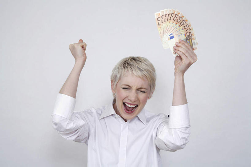 西方人,脸,头,脸颊,手,一个人,站,闭眼,横图,室内,特写,白天,正面,钱,欧洲,欧洲人,双手,仅一个年轻女性,仅一个女性,仅一个人,一排,许多,握,灰色背景,服装,整齐,钱币,很多,欧元,拿,拿着,鼓励,肩膀,排列,衣服,白色,加油,手势,站着,张嘴,手部,打气,握着,钞票,金融,纸币,摄影,服饰,影棚,经济,衣着,穿着,队列,鼓舞,流通,张大嘴巴,纸钞,贸易,衣饰,货币,现金,年轻女性,女人,女性,白种人,头部,脸部,脸蛋,面部,张开嘴,闭眼睛,闭着眼,闭着眼睛,站立,半身,彩图,影棚拍摄,拍摄