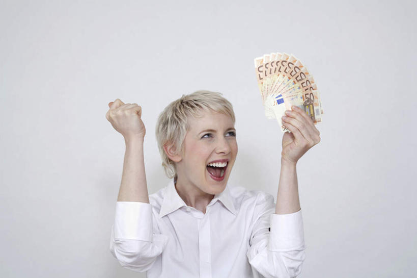 西方人,脸,头,脸颊,手,一个人,站,横图,室内,特写,白天,正面,钱,欧洲,欧洲人,双手,仅一个年轻女性,仅一个女性,仅一个人,一排,许多,握,灰色背景,服装,整齐,钱币,很多,欧元,拿,拿着,注视,鼓励,肩膀,排列,衣服,白色,观察,加油,看,手势,站着,张嘴,手部,打气,握着,钞票,金融,纸币,摄影,服饰,影棚,经济,观看,察看,衣着,穿着,队列,关注,鼓舞,流通,张大嘴巴,纸钞,贸易,衣饰,货币,现金,年轻女性,女人,女性,白种人,头部,脸部,脸蛋,面部,张开嘴,站立,半身,彩图,影棚拍摄,拍摄