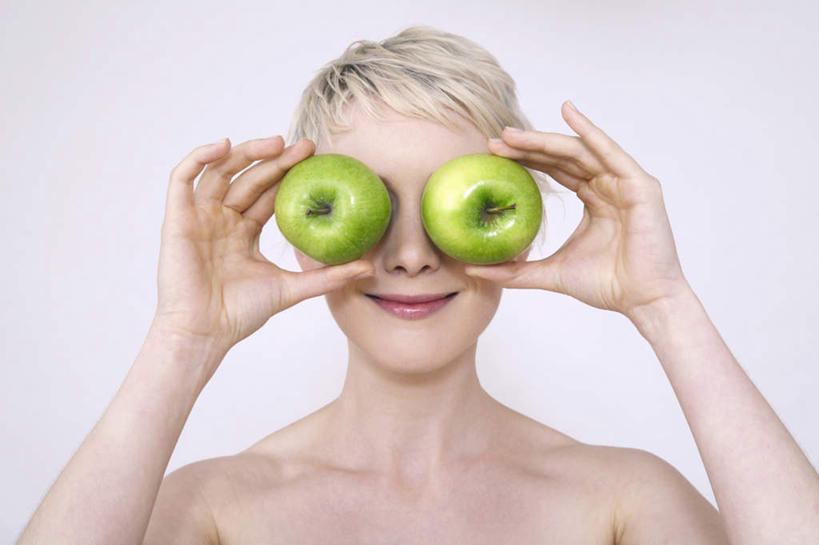 西方人,脸,头,脸颊,手,一个人,站,笑,微笑,横图,室内,特写,白天,正面,苹果,水果,欧洲,欧洲人,双手,仅一个年轻女性,仅一个女性,仅一个人,握,灰色背景,新鲜,生食,食品,果实,拿,拿着,裸露,肩膀,食物,一个,绿色,青苹果,站着,手部,握着,遮,摄影,有机食品,绿色食品,影棚,单个,遮挡,裸,遮盖,遮蔽,年轻女性,女人,女性,白种人,头部,脸部,脸蛋,面部,站立,半身,彩图,影棚拍摄,拍摄