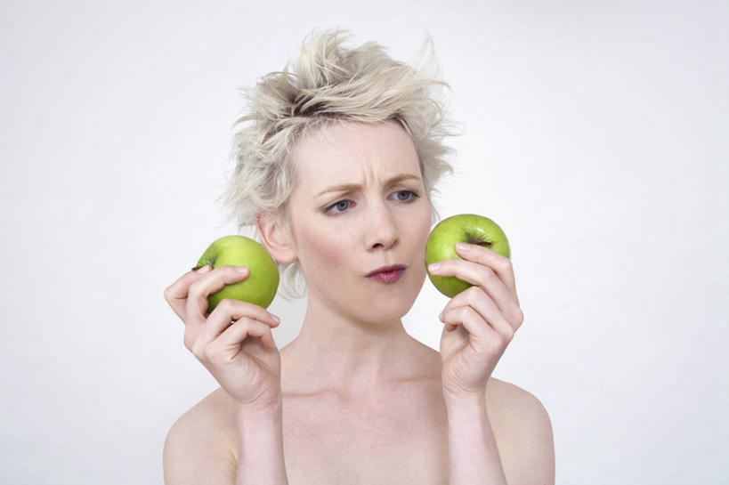 西方人,脸,头,脸颊,手,一个人,站,横图,室内,特写,白天,正面,苹果,水果,欧洲,欧洲人,双手,仅一个年轻女性,仅一个女性,仅一个人,握,灰色背景,新鲜,生食,食品,果实,拿,拿着,注视,裸露,肩膀,食物,一个,绿色,青苹果,观察,看,站着,手部,握着,摄影,有机食品,绿色食品,影棚,单个,观看,察看,关注,裸,年轻女性,女人,女性,白种人,头部,脸部,脸蛋,面部,站立,半身,彩图,影棚拍摄,拍摄