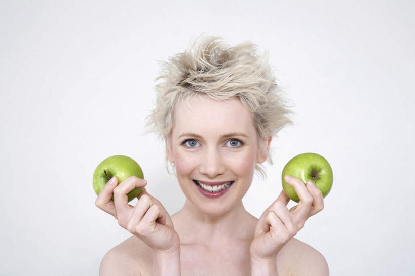 西方人,脸,头,脸颊,手,一个人,站,笑,微笑,露齿笑,横图,室内,特写,白天,正面,苹果,水果,欧洲,欧洲人,双手,仅一个年轻女性,仅一个女性,仅一个人,握,灰色背景,新鲜,生食,食品,果实,拿,拿着,注视,裸露,肩膀,食物,一个,绿色,青苹果,观察,看,站着,手部,握着,摄影,有机食品,绿色食品,影棚,单个,观看,察看,关注,裸,年轻女性,女人,女性,白种人,头部,脸部,脸蛋,面部,站立,半身,彩图,影棚拍摄,拍摄