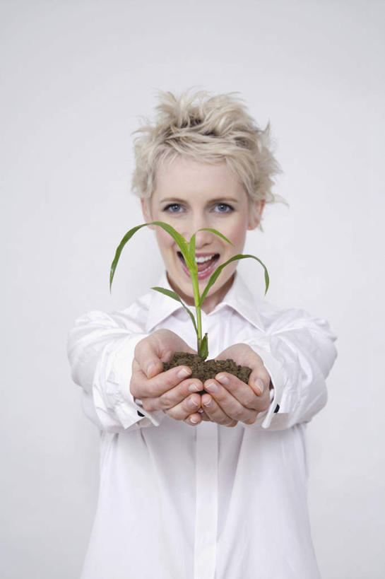 西方人,一个人,站,捧,笑,微笑,露齿笑,竖图,室内,白天,正面,植物,叶子,欧洲,欧洲人,仅一个年轻女性,仅一个女性,仅一个人,灰色背景,服装,绿叶,注视,衣服,绿色,白色,自然,观察,看,站着,张嘴,嫩叶,摄影,服饰,影棚,生长,成长,观看,察看,衣着,穿着,关注,张大嘴巴,一株,衣饰,年轻女性,女人,女性,白种人,叶,叶片,张开嘴,端,端着,捧着,手捧,站立,半身,彩图,影棚拍摄,拍摄