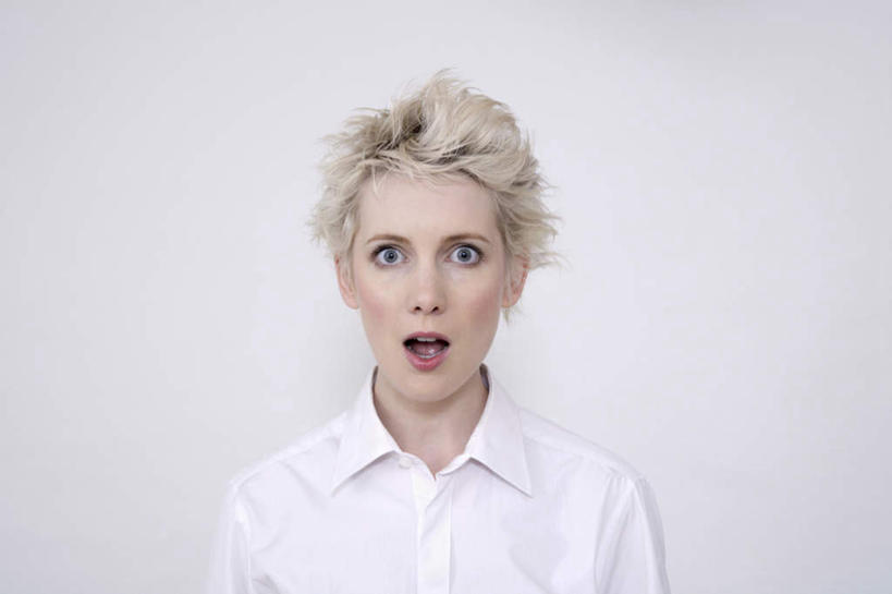 西方人,脸,头,脸颊,一个人,站,横图,室内,特写,白天,正面,衬衫,欧洲,欧洲人,仅一个年轻女性,仅一个女性,仅一个人,灰色背景,服装,注视,肩膀,衣服,白色,观察,看,站着,张嘴,摄影,服饰,影棚,观看,察看,衣着,穿着,关注,张大嘴巴,衣饰,年轻女性,女人,女性,白种人,头部,脸部,脸蛋,面部,张开嘴,站立,半身,彩图,影棚拍摄,衬衣,拍摄