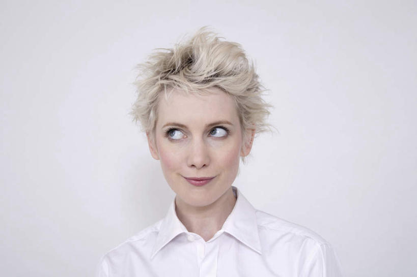 西方人,脸,头,脸颊,一个人,站,笑,微笑,露齿笑,横图,室内,特写,白天,正面,衬衫,欧洲,欧洲人,仅一个年轻女性,仅一个女性,仅一个人,灰色背景,服装,注视,肩膀,衣服,白色,观察,看,站着,摄影,服饰,影棚,观看,察看,衣着,穿着,关注,衣饰,年轻女性,女人,女性,白种人,头部,脸部,脸蛋,面部,站立,半身,彩图,影棚拍摄,衬衣,拍摄