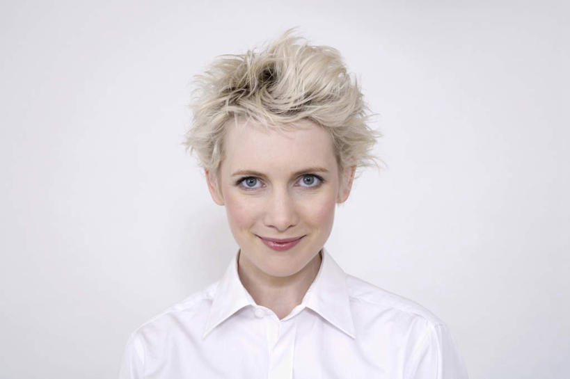 西方人,脸,头,脸颊,一个人,站,笑,微笑,横图,室内,特写,白天,正面,衬衫,欧洲,欧洲人,仅一个年轻女性,仅一个女性,仅一个人,灰色背景,服装,注视,肩膀,衣服,白色,观察,看,站着,摄影,服饰,影棚,观看,察看,衣着,穿着,关注,衣饰,年轻女性,女人,女性,白种人,头部,脸部,脸蛋,面部,站立,半身,彩图,影棚拍摄,衬衣,拍摄