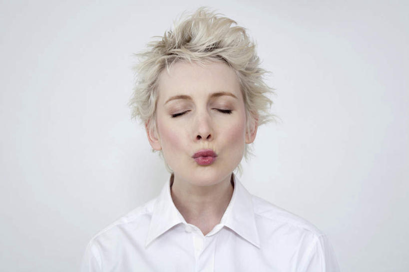 西方人,脸,头,嘴,脸颊,一个人,站,闭眼,横图,室内,特写,白天,正面,欧洲,欧洲人,仅一个年轻女性,仅一个女性,仅一个人,灰色背景,服装,肩膀,衣服,白色,嘟嘴,站着,撅嘴,摄影,服饰,影棚,衣着,穿着,衣饰,年轻女性,女人,女性,白种人,头部,脸部,脸蛋,面部,嘴巴,嘴唇,闭眼睛,闭着眼,闭着眼睛,站立,半身,彩图,影棚拍摄,拍摄