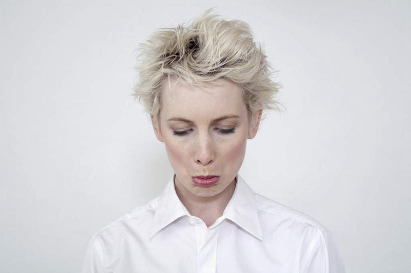 西方人,脸,头,嘴,脸颊,一个人,站,闭眼,横图,室内,特写,白天,正面,欧洲,欧洲人,仅一个年轻女性,仅一个女性,仅一个人,灰色背景,服装,肩膀,衣服,白色,嘟嘴,站着,撅嘴,摄影,服饰,影棚,衣着,穿着,衣饰,年轻女性,女人,女性,白种人,头部,脸部,脸蛋,面部,嘴巴,嘴唇,闭眼睛,闭着眼,闭着眼睛,站立,半身,彩图,影棚拍摄,拍摄