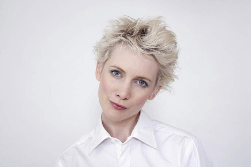 西方人,脸,头,脸颊,一个人,站,笑,微笑,露齿笑,横图,室内,特写,白天,正面,欧洲,欧洲人,仅一个年轻女性,仅一个女性,仅一个人,灰色背景,服装,注视,肩膀,衣服,白色,观察,看,站着,摄影,服饰,影棚,观看,察看,衣着,穿着,关注,衣饰,年轻女性,女人,女性,白种人,头部,脸部,脸蛋,面部,站立,半身,彩图,影棚拍摄,拍摄