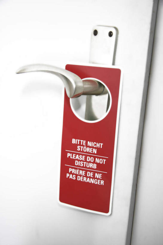 无人,竖图,俯视,室内,特写,白天,门,静物,阴影,反射,英文,标志,文字,影子,字符,字母,警告,标识,红色,把手,门把手,门框,警示,英文字母,禁止,门把,提醒,提示,限制,危险,拉手,彩图,高角度拍摄