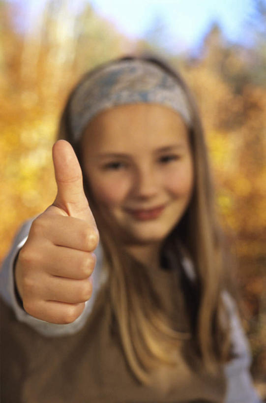 西方人,儿童,一个人,站,竖图,室外,特写,白天,正面,纯洁,智慧,树林,植物,欧洲,欧洲人,仅一个女性,仅一个人,突出,服装,朦胧,模糊,注视,称赞,表扬,树,树木,小孩,衣服,绿色,自然,观察,看,手势,站着,仅一个小孩,可爱,竖,童年,童趣,服饰,生长,成长,观看,翘,高,察看,夸奖,衣着,优秀,穿着,关注,童真,烂漫,无邪,好,妙,顺利,出色,超群,杰出,卓越,奇妙,衣饰,聪明,天真,女孩,女人,女性,白种人,孩子,大拇指,站立,半身,彩图,女生