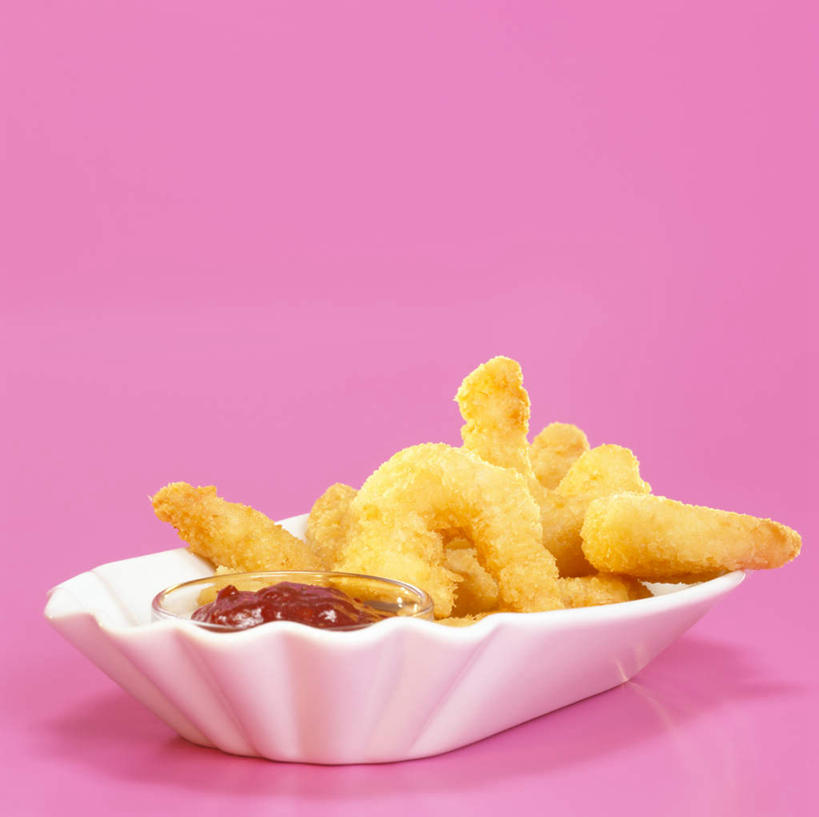 海鲜,无人,横图,俯视,室内,特写,白天,烹饪,西餐,桌面,桌子,餐具,一堆,许多,堆叠,堆积,粉色背景,碟子,盘,虾,油炸,料理,食品,很多,水产,菜肴,美食,海洋生物,食物,盘子,碟,西式,摄影,佳肴,影棚,堆,水生动物,海产品,水生物,海底动物,彩图,高角度拍摄,影棚拍摄,拍摄