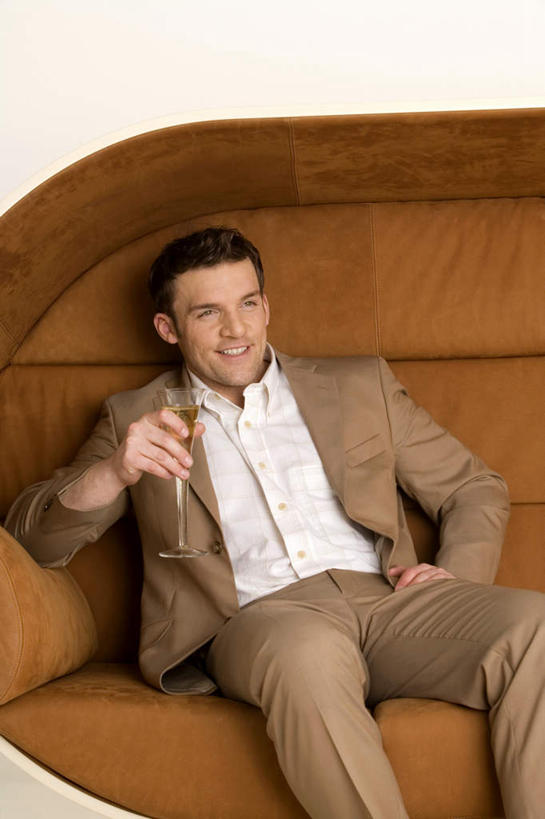 红酒,葡萄酒,西方人,一个人,商务人士,商务男性,坐,竖图,室内,白天,正面,衬衫,沙发,杯子,欧洲,欧洲人,仅一个男性,仅一个人,套装,高脚杯,红酒杯,酒类,拿,拿着,注视,玻璃制品,酒,饮料,仅一个年轻男性,酒杯,观察,看,红葡萄酒,观看,察看,关注,商务装,工薪阶层,男人,男性,年轻男性,白种人,白领,上班族,玻璃杯,坐着,半身,彩图,衬衣,皮沙发