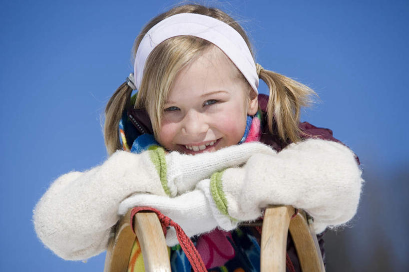 西方人,儿童,一个人,站,横图,室外,特写,白天,正面,纯洁,欧洲,欧洲人,仅一个女性,仅一个人,服装,束发带,注视,车,小孩,衣服,蓝色,蓝天,天空,交通工具,天,观察,看,站着,仅一个小孩,可爱,童年,童趣,服饰,晴朗,观看,雪橇,察看,衣着,穿着,关注,载具,雪橇车,童真,烂漫,无邪,万里无云,衣饰,天真,女孩,女人,女性,白种人,孩子,晴空,晴空万里,站立,半身,彩图,女生