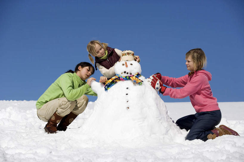 西方人,儿童,三个人,家庭,伙伴,朋友,跪,横图,室外,白天,正面,旅游,度假,友谊,纯洁,雪,大雪,欧洲,圣诞节,欧洲人,一堆,堆叠,堆积,服装,节日,庆祝,积雪,雪景,雪人,冬天,拿,汤锅,拿着,文化,娱乐,小孩,衣服,蓝色,蓝天,天空,围巾,天,庆典,享受,休闲,温暖,温馨,一家人,放松,可爱,童年,童趣,服饰,晴朗,围脖,纪念,堆,和睦,衣着,穿着,童真,烂漫,无邪,万里无云,衣饰,天真,友情,女孩,女人,女性,白种人,晴空,晴空万里,跪着,玩耍,彩图,全身,融洽,女生