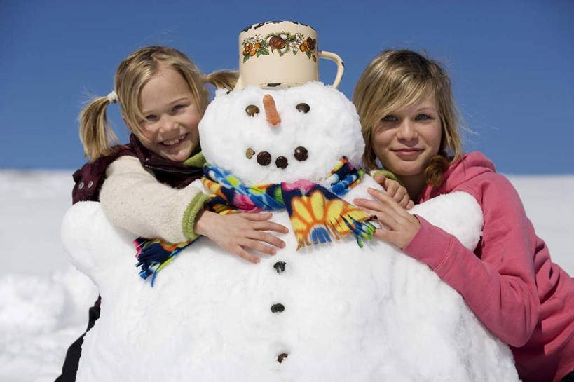 西方人,儿童,两个人,伙伴,朋友,站,笑,微笑,露齿笑,横图,室外,白天,正面,旅游,度假,友谊,纯洁,雪,大雪,欧洲,圣诞节,欧洲人,一堆,堆叠,堆积,服装,节日,庆祝,积雪,雪景,雪人,冬天,汤锅,注视,文化,娱乐,小孩,衣服,蓝色,蓝天,天空,围巾,天,观察,看,站着,庆典,享受,休闲,放松,可爱,童年,童趣,服饰,晴朗,围脖,观看,纪念,堆,察看,衣着,穿着,关注,童真,烂漫,无邪,万里无云,衣饰,天真,友情,女孩,女人,女性,白种人,晴空,晴空万里,玩耍,站立,半身,彩图,女生