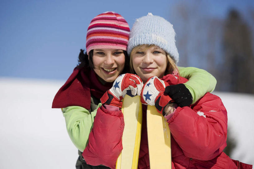 西方人,儿童,两个人,伙伴,朋友,站,抱,笑,微笑,露齿笑,横图,室外,白天,正面,旅游,度假,友谊,纯洁,欧洲,欧洲人,服装,注视,娱乐,小孩,衣服,观察,看,站着,享受,休闲,放松,可爱,童年,童趣,服饰,抱着,观看,察看,搂着,衣着,穿着,关注,童真,烂漫,无邪,衣饰,天真,友情,女孩,女人,女性,白种人,怀抱,搂,搂抱,玩耍,相抱,拥抱,站立,半身,彩图,女生