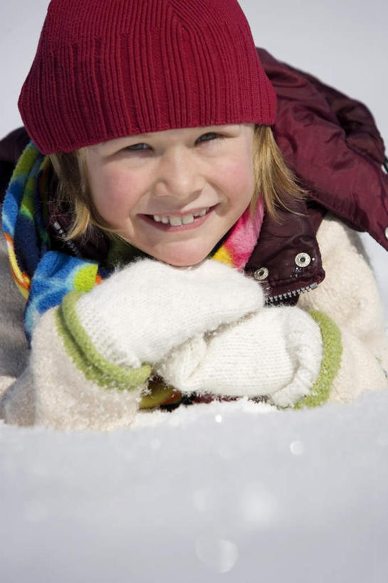 西方人,儿童,一个人,笑,微笑,露齿笑,竖图,室外,白天,正面,纯洁,雪,大雪,帽子,欧洲,欧洲人,仅一个女性,仅一个人,戴,服装,装饰,积雪,雪景,冬天,注视,小孩,衣服,手套,观察,看,趴着,仅一个小孩,温暖,可爱,童年,童趣,服饰,观看,保暖,华丽,点缀,察看,绒线帽,衣着,御寒,穿着,关注,童真,烂漫,无邪,衬托,美观,雅致,雅观,衣饰,天真,女孩,女人,女性,白种人,孩子,趴,半身,彩图,女生