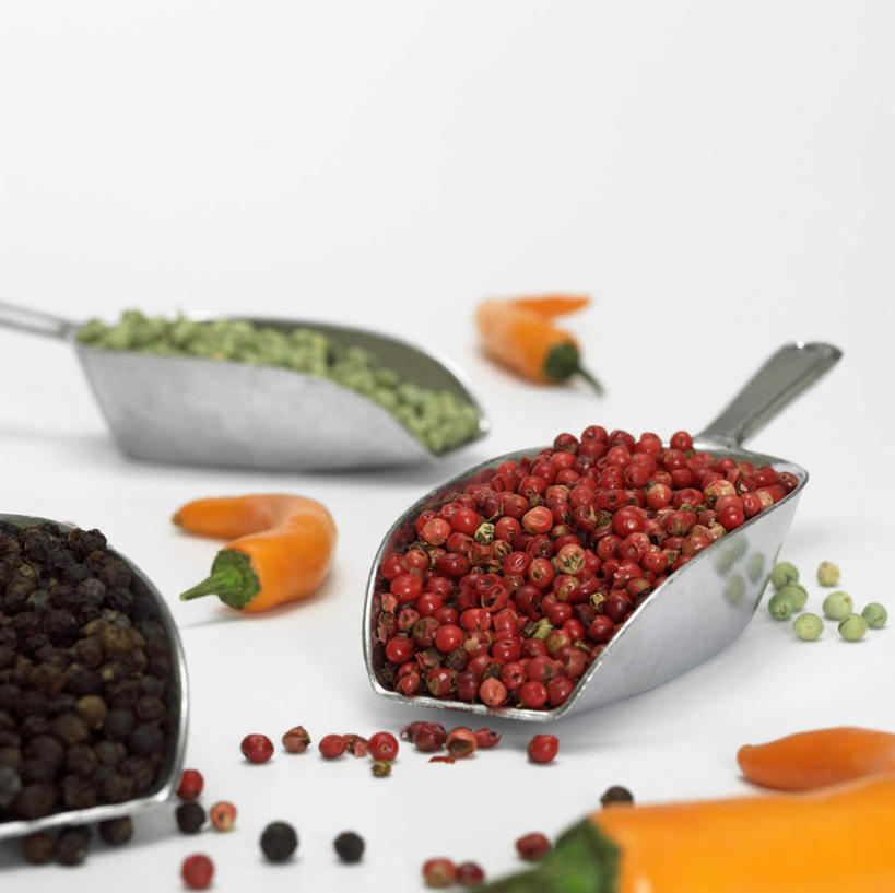 无人,横图,俯视,室内,特写,白天,白色背景,桌面,桌子,一堆,许多,堆叠,堆积,铲子,勺子,青椒,调料,调味,香料,佐料,黑胡椒,调味品,很多,调味料,红色,黑色,调羹,汤匙,摄影,影棚,堆,花椒,山椒,配料,作料,大花椒,狗椒,红花椒,青花椒,蜀椒,香椒,胡椒,红椒,彩图,高角度拍摄,影棚拍摄,拍摄