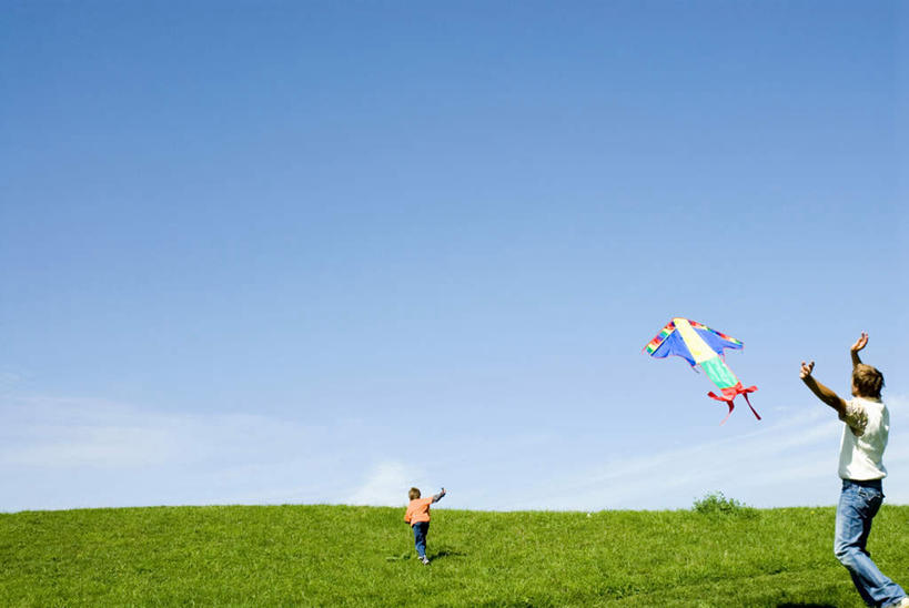 西方人,儿童,两个人,家庭,父亲,儿子,跑,伸展双臂,横图,室外,白天,侧面,锻炼,旅游,度假,纯洁,运动,草地,草坪,植物,欧洲,欧洲人,服装,地平线,娱乐,草,小孩,衣服,蓝色,绿色,蓝天,天空,风筝,天,享受,休闲,温暖,温馨,父子,一家人,放松,父爱,可爱,童年,童趣,放风筝,服饰,晴朗,和睦,衣着,纸鸢,穿着,童真,烂漫,无邪,放鹞子,鹞,鹞子,鸢,木鸢,万里无云,衣饰,体育,天真,男孩,男人,男性,年轻男性,白种人,孩子,年轻人,晴空,晴空万里,敞开双臂,跑步,伸开双臂,玩耍,展开双肩,张开手臂,张开双臂,彩图,全身,健身,融洽,男生