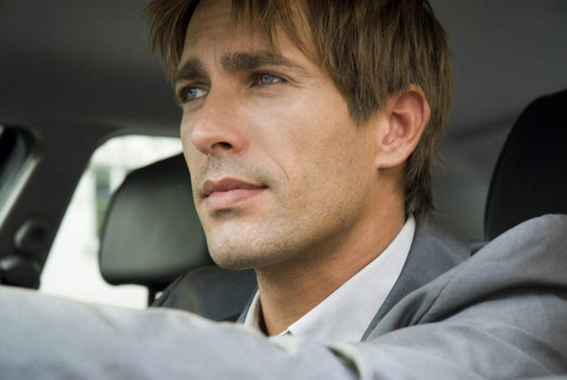 西方人,胡须,一个人,商务人士,商务男性,坐,横图,室外,特写,白天,仰视,衬衫,汽车,欧洲,欧洲人,仅一个男性,仅一个人,握,套装,服装,注视,车,仅一个年轻男性,衣服,方向盘,交通工具,轿车,观察,看,握着,服饰,观看,察看,衣着,穿着,关注,商务装,工薪阶层,衣饰,男人,男性,年轻男性,白种人,胡子,小胡子,白领,上班族,坐着,半身,彩图,低角度拍摄,衬衣