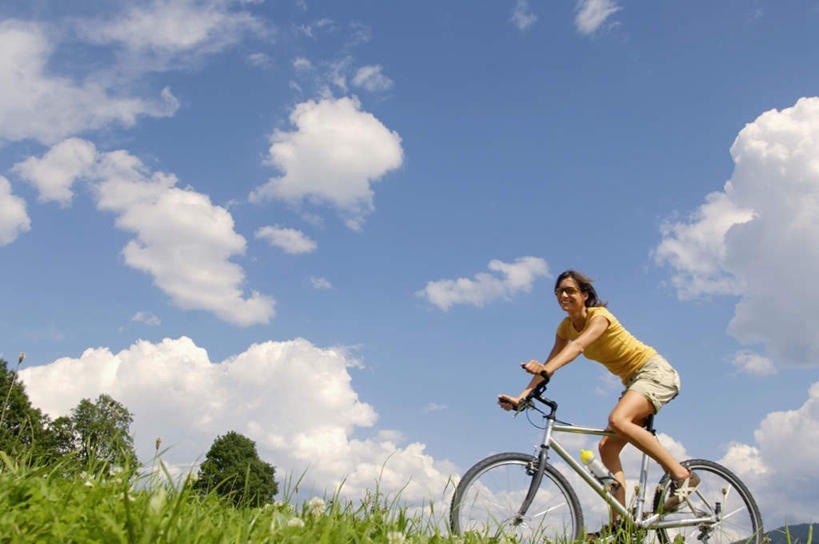 西方人,一个人,坐,横图,室外,白天,侧面,锻炼,运动,草地,草坪,植物,自行车,欧洲,欧洲人,仅一个年轻女性,仅一个女性,仅一个人,戴,服装,墨镜,眼镜,云,云朵,云彩,注视,车,脚踏车,水壶,草,衣服,蓝色,绿色,白云,蓝天,天空,太阳镜,太阳眼镜,交通工具,天,观察,看,遮阳镜,服饰,晴朗,观看,察看,衣着,穿着,关注,衣饰,体育,年轻女性,女人,女性,白种人,晴空,坐着,彩图,全身,健身