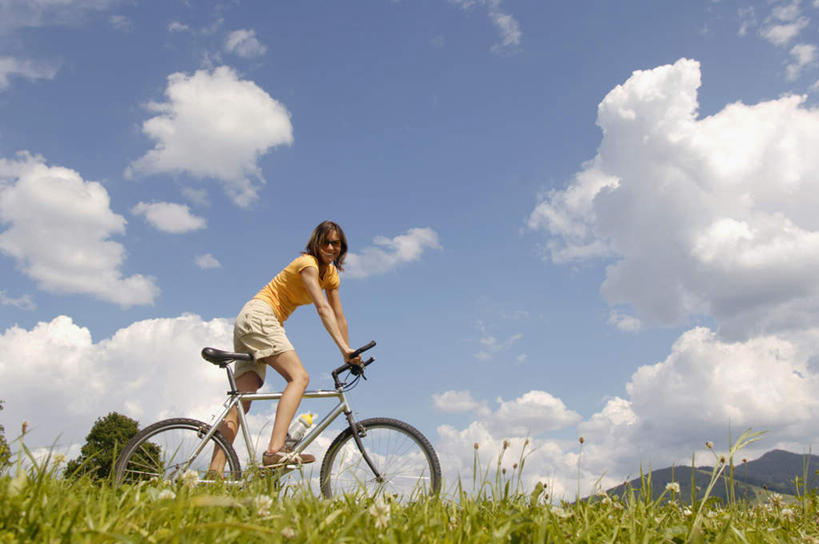 西方人,一个人,坐,横图,室外,白天,侧面,锻炼,运动,草地,草坪,植物,自行车,欧洲,欧洲人,仅一个年轻女性,仅一个女性,仅一个人,戴,服装,墨镜,眼镜,云,云朵,云彩,注视,车,脚踏车,水壶,草,衣服,蓝色,绿色,白云,蓝天,天空,太阳镜,太阳眼镜,交通工具,天,观察,看,遮阳镜,服饰,晴朗,观看,察看,衣着,穿着,关注,衣饰,体育,年轻女性,女人,女性,白种人,晴空,坐着,彩图,全身,健身