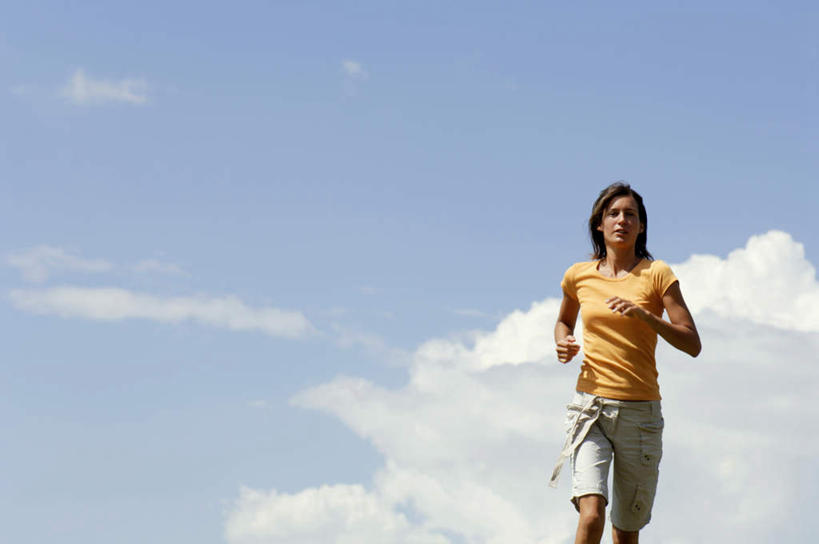 西方人,一个人,跑,横图,室外,白天,仰视,锻炼,运动,欧洲,欧洲人,仅一个年轻女性,仅一个女性,仅一个人,服装,云,云朵,云彩,注视,衣服,蓝色,白云,蓝天,天空,天,观察,看,服饰,晴朗,观看,察看,衣着,穿着,关注,衣饰,体育,年轻女性,女人,女性,白种人,晴空,跑步,半身,彩图,低角度拍摄,健身