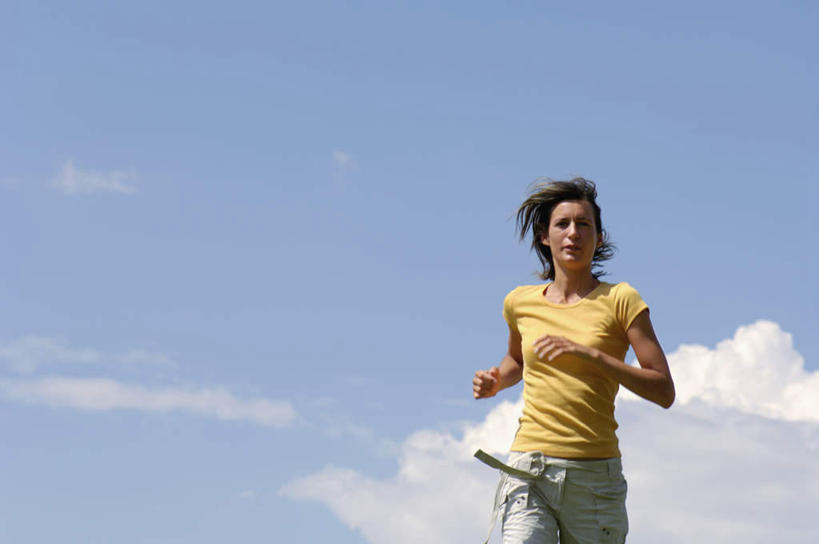 西方人,一个人,跑,横图,室外,白天,仰视,锻炼,运动,欧洲,欧洲人,仅一个年轻女性,仅一个女性,仅一个人,服装,云,云朵,云彩,注视,衣服,蓝色,白云,蓝天,天空,天,观察,看,服饰,晴朗,观看,察看,衣着,穿着,关注,衣饰,体育,年轻女性,女人,女性,白种人,晴空,跑步,半身,彩图,低角度拍摄,健身