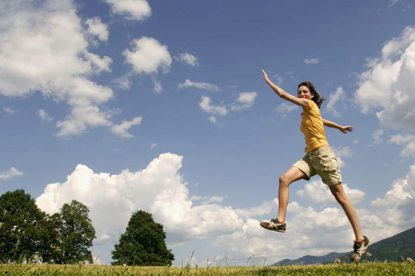 西方人,一个人,跳,伸展双臂,横图,室外,白天,仰视,锻炼,运动,草地,草坪,森林,山,山脉,树林,植物,欧洲,欧洲人,仅一个年轻女性,仅一个女性,仅一个人,服装,山峰,云,云朵,山峦,云彩,注视,草,树,树木,衣服,蓝色,绿色,白云,蓝天,天空,自然,群山,天,观察,看,服饰,生长,晴朗,成长,观看,察看,衣着,穿着,关注,衣饰,体育,年轻女性,女人,女性,白种人,晴空,敞开双臂,伸开双臂,跳跃,展开双肩,张开手臂,张开双臂,彩图,低角度拍摄,全身,健身