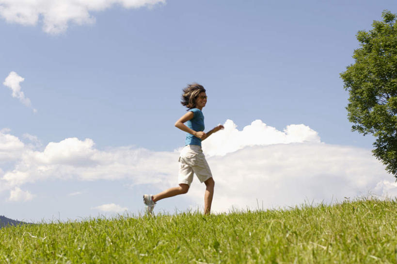 西方人,一个人,跑,横图,室外,白天,仰视,锻炼,运动,欧洲,欧洲人,仅一个年轻女性,仅一个女性,仅一个人,戴,服装,墨镜,眼镜,云,云朵,云彩,注视,衣服,蓝色,白云,蓝天,天空,太阳镜,太阳眼镜,天,观察,看,遮阳镜,服饰,晴朗,观看,察看,衣着,穿着,关注,衣饰,体育,年轻女性,女人,女性,白种人,晴空,跑步,彩图,低角度拍摄,全身,健身