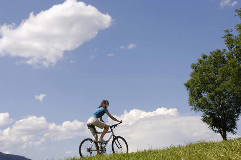 西方人,一个人,坐,横图,室外,白天,仰视,锻炼,运动,草地,草坪,植物,自行车,欧洲,欧洲人,仅一个年轻女性,仅一个女性,仅一个人,服装,云,云朵,云彩,注视,车,脚踏车,草,树,树木,衣服,蓝色,绿色,白云,蓝天,天空,自然,交通工具,天,观察,看,服饰,生长,晴朗,成长,观看,察看,衣着,穿着,关注,衣饰,体育,年轻女性,女人,女性,白种人,晴空,坐着,彩图,低角度拍摄,全身,健身