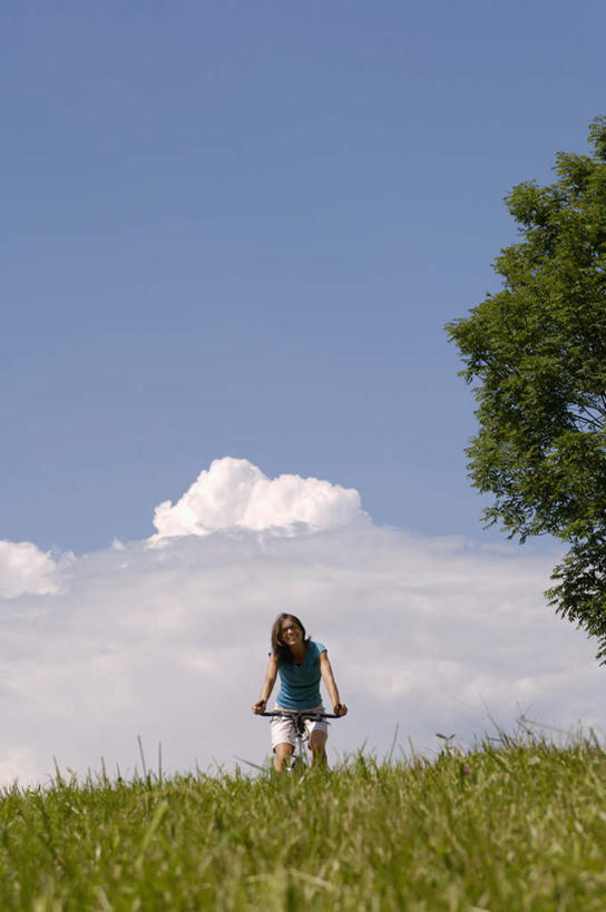 西方人,一个人,坐,竖图,室外,白天,仰视,锻炼,运动,草地,草坪,植物,自行车,欧洲,欧洲人,仅一个年轻女性,仅一个女性,仅一个人,戴,服装,墨镜,眼镜,云,云朵,云彩,注视,车,脚踏车,草,树,树木,衣服,蓝色,绿色,白云,蓝天,天空,自然,太阳镜,太阳眼镜,交通工具,天,观察,看,遮阳镜,服饰,生长,晴朗,成长,观看,察看,衣着,穿着,关注,衣饰,体育,年轻女性,女人,女性,白种人,晴空,坐着,彩图,低角度拍摄,全身,健身