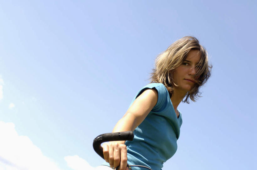 西方人,一个人,站,横图,室外,白天,仰视,锻炼,运动,自行车,欧洲,欧洲人,仅一个年轻女性,仅一个女性,仅一个人,握,服装,注视,车,脚踏车,衣服,蓝色,蓝天,天空,交通工具,天,观察,看,站着,握着,服饰,晴朗,观看,察看,衣着,穿着,关注,万里无云,衣饰,体育,年轻女性,女人,女性,白种人,晴空,晴空万里,站立,半身,彩图,低角度拍摄,健身