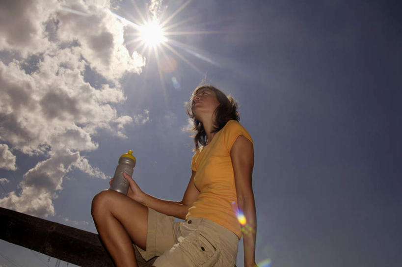 西方人,一个人,栏杆,坐,横图,室外,白天,仰视,锻炼,运动,欧洲,欧洲人,仅一个年轻女性,仅一个女性,仅一个人,服装,壶,云,云朵,围栏,拿,云彩,拿着,注视,护栏,水壶,衣服,蓝色,白云,蓝天,天空,茶壶,天,观察,看,服饰,晴朗,观看,察看,衣着,穿着,关注,衣饰,体育,年轻女性,女人,女性,白种人,晴空,坐着,半身,彩图,低角度拍摄,健身